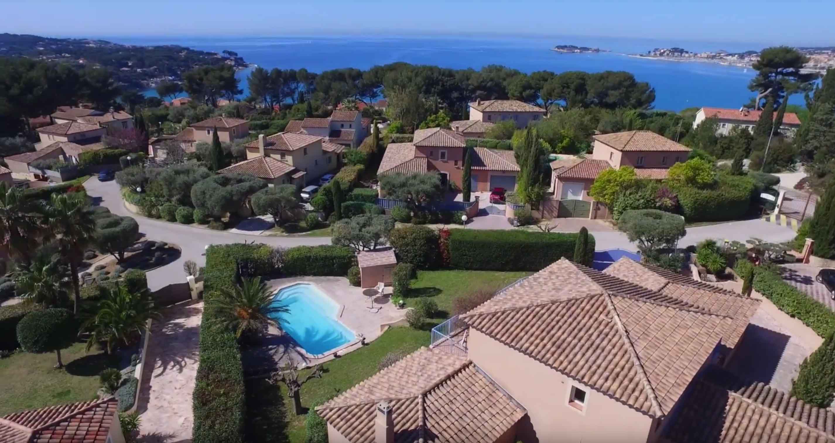 drone vue maison et mer