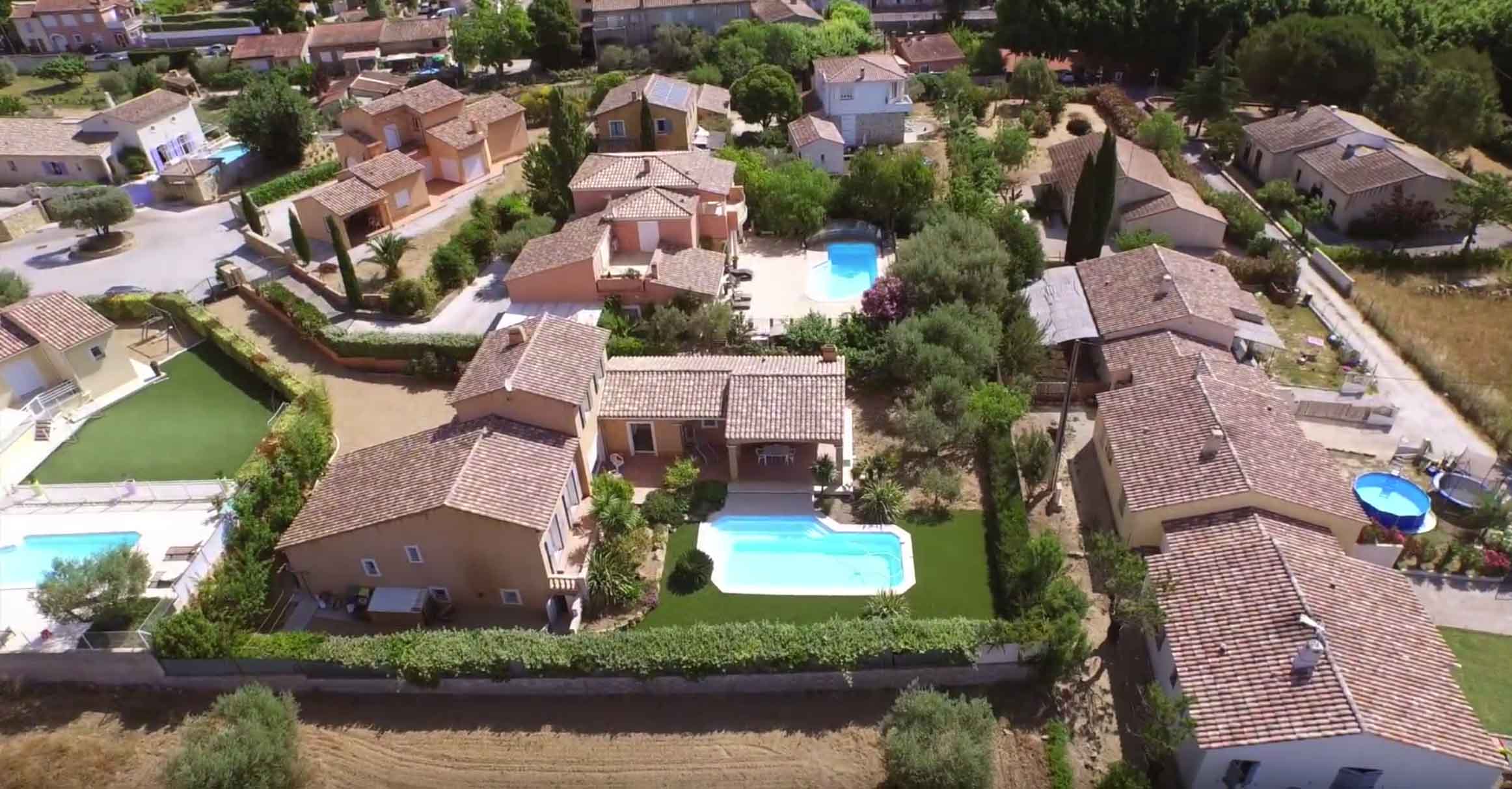 vue aérien en drone d'une maison